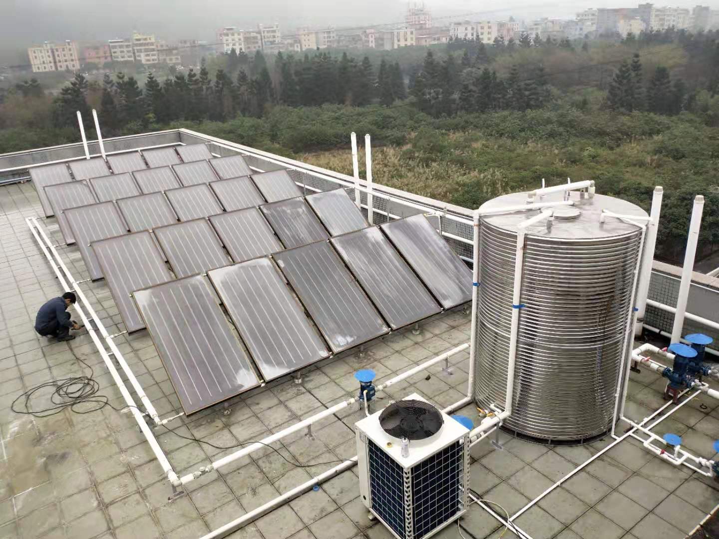 华南多雨光照环境，广东哪些太阳能厂家适配性更好？